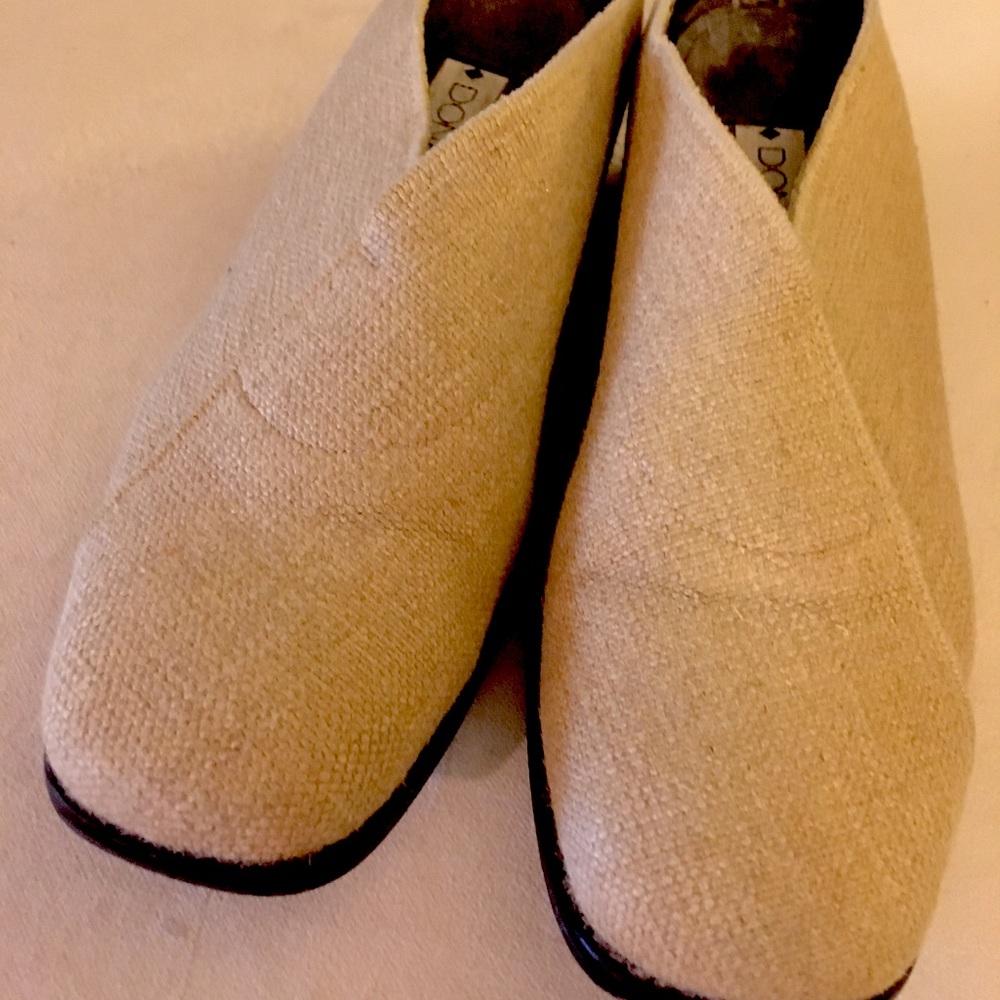 Donald Pliner open back slipon 1”heel. Beige cloth upper leather sole 5-1/2M